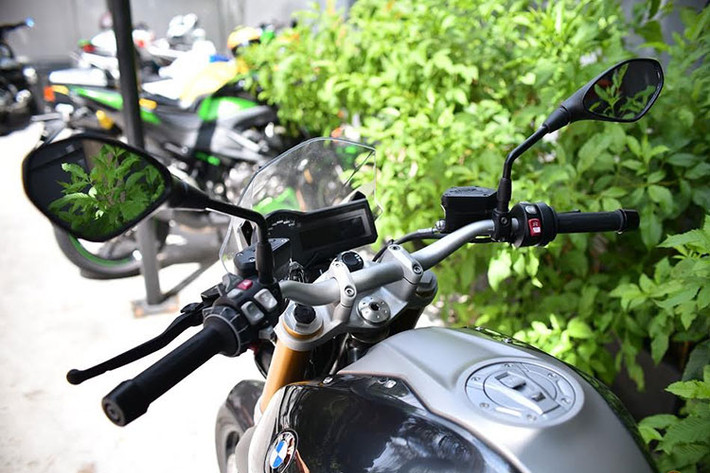 Cụm đồng hồ của mẫu naked-bike BMW R1200R được thiết kế khá đơn giản, nhưng trên đó nó xuất hiện khá đầy đủ các thông tin cũng như thông số kỹ thuật. Phía bên dưới là ổ cắm xạc điện thoại hoặc thiết bị hành trình cùng giá để thiết bị khi vận hành xe.
