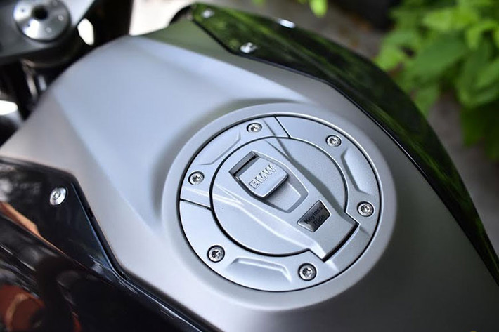 Mẫu xe này sở hữu bình xăng 18 lít với logo của BMW và R1200 hiện hữu. Trọng lượng của chiếc xe này khi đổ đầy bình nhiên liệu khoảng 231 kg.Nắp bình xăng được thiết kế hiện đại sử dụng khoá "keyless ride".