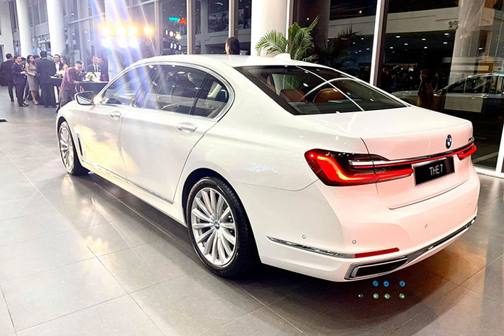 So với các thị trường khác trên thế giới, BMW 740Li 2020 bán tại Việt Nam chỉ có duy nhất một phiên bản lựa chọn là khối động cơ xăng I6, TwinPower Turbo dung tích 3.0 lít, sản sinh ra công suất 340 Hp tại 5.500 – 6.500 vòng/phút và mô-men xoắn cực đại 450 Nm tại dải vòng tua 1.500 – 5.200 vòng/phút.
