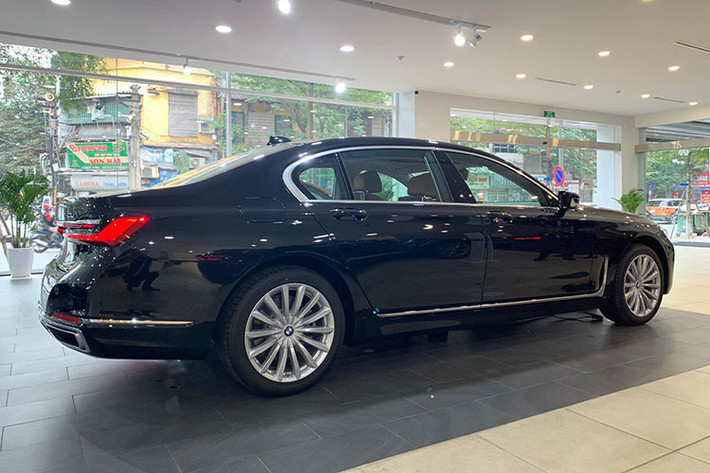 Về ngoại hình mẫu xe sang BMW 740Li 2020 sở hữu kích thước với chiều dài x rộng x cao lần lượt là: 5.260 x 1.902 x 1.479 (mm). Chiều dài cơ sở của xe là 3.210mm. Xe có trọng lượng không tải là 1.880kg và khoang thể tích của xe là 515 lít.