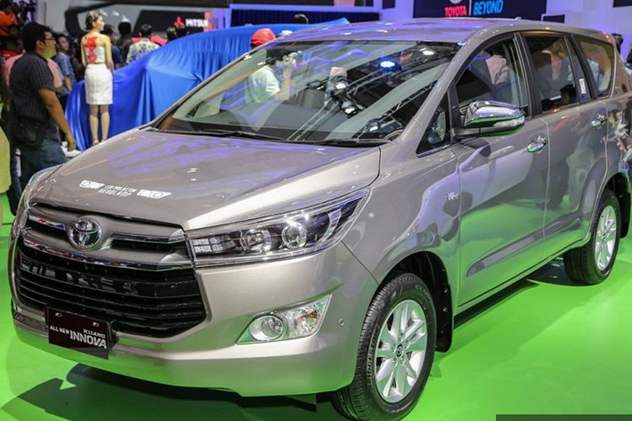 Ngoài các đại lý tại Hà Nội, tại khu vực phía Nam - đại lý Toyota Bến Thành, TP HCM cũng cho biết, hiện tại các khách hàng đã có thể đặt mua Toyota Innova 2016 mới ngay từ bây giờ và sẽ được nhận mẫu xe mới này ngay sau khi chính thức ra mắt tại thị trường Việt.