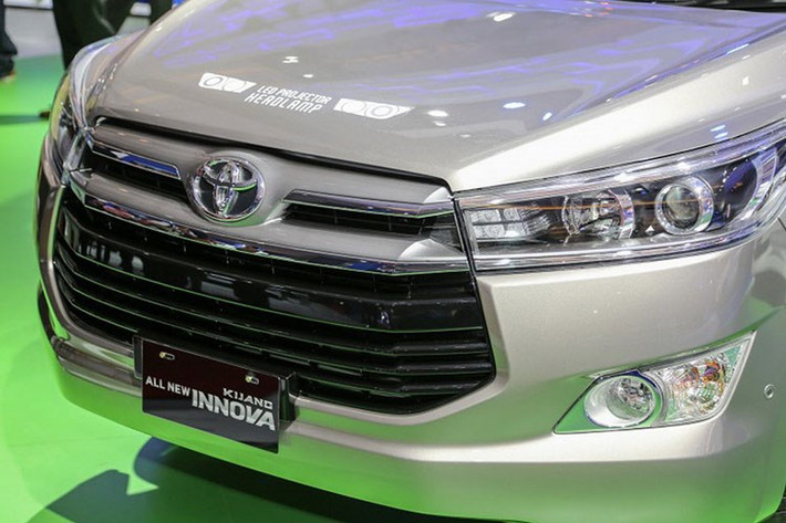 Toyota Innova 2016 có sự lột xác toàn diện cả trong lẫn ngoài. Sự hiện diện của mẫu xe gia đình này trong năm 2015 vừa qua đã gây khá nhiều sự chú ý - đặc biệt là mẫu xe này đã được thay đổi mạnh về cả kiểu dáng lẫn công nghệ.