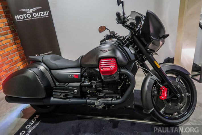 Sở hữu thiết kế Touring, Moto Guzzi MGX-21 mới có ngoại hình khá đồ sộ. Các chi tiết trên xe như ốp bình xăng, ốp thùng chứa đồ, vành xe, dè chắn bùn được phủ sợi carbon. Được biết đây là chiếc Touring cao cấp nhất của Moto Guzzi ở thời điểm hiện tại và được mệnh danh là "Pháo đài bay".