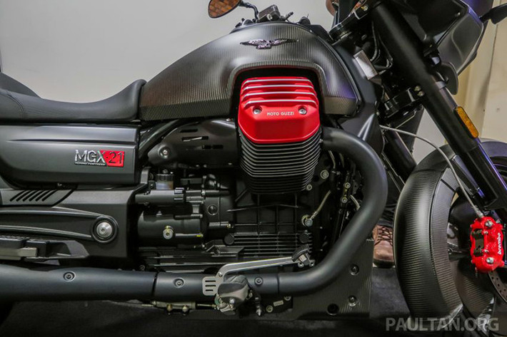 Moto Guzzi MGX-21 được trang bị động cơ V-Twin xoay ngang, dung tích 1.380 cc, sản sinh công suất 96 mã lực tại tua máy 6.500 vòng/phút và mômen xoắn cực đại 121 Nm tại tua máy 3.000 vòng/phút.