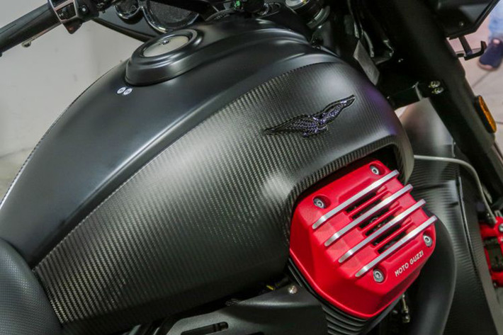 Moto Guzzi MGX-21 mới ở hữu trọng lượng khô lên đến 341 kg, yên xe cao 780mm. Tay lái thiết kế rộng, bình xăng lớn mang đúng chất Touring - giúp cho người lái thoải mái sử dụng trong những hành trình dài.