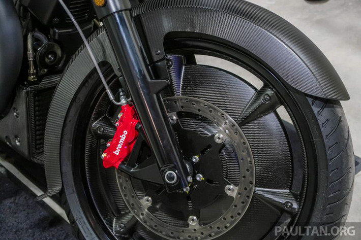 Moto Guzzi MGX-21 mới được trang bị bộ mâm đúc 6 cánh 21 inch ở bánh trước, nhưng có tấm ốp vành 2 bên được làm từ sợi carbon. Dù là một chiếc cruiser nhưng chiếc xe vẫn được trang bị phanh Brembo "hàng khủng" cho cả 2 bánh trước và sau.
