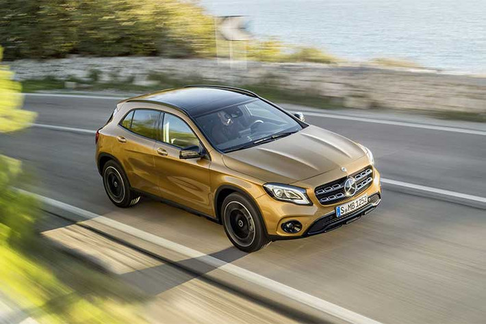 Mercedes-Benz GLA 200 hoạt động tốt hơn so với những người anh em của nó. Mức tiêu hao nhiên liệu 10,9 lít/100 km từ khối động cơ 2.0 lít turbo, bốn xy-lanh. Xe được trang bị hộp số tự động ly hợp kép 7 tốc độ, nhưng hộp số này tồn tại nhiều nhược điểm bởi phân phối năng lượng chưa mượt mà.