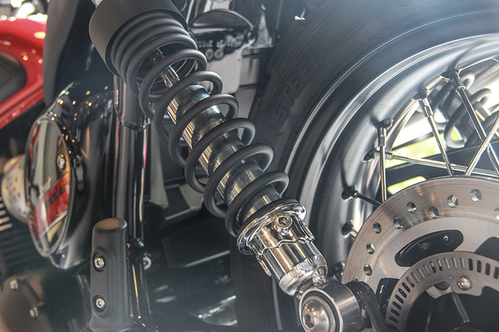 Vẫn sử dụng phuộc và phanh của Triumph Street Twin, nhưng hãng xe Triumph đã trang bị cho Street Scrambler bộ vành nan phân tán lực tốt hơn thay vì vành đúc. Đồng thời, đường kính vành trước cũng đã được nâng từ 18 lên thành 19 inch. Mang phong cách scrambler, xe được trang bị sẵn lốp gai Metzeler Tourance với bản 100/90/19.