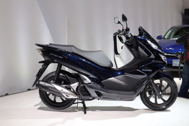 Theo thông cáo chính thức từ phía nhà sản xuất Honda, mẫu xe PCX Hybrid được sản xuất tại Việt Nam và nhập khẩu vào Nhật Bản. Với sự ra mắt chính thức của PCX Hybrid, Honda đã trở thành nhà sản xuất đầu tiên thương mại hóa một mẫu môtô kết hợp giữa động cơ đốt trong và điện.