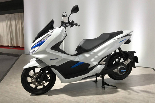 Sau đó tới đầu năm nay, PCX thế hệ mới đã chính thức được ra mắt tại nhiều thị trường trên Thế giới, nhưng vẫn sử dụng các loại động cơ xăng 125 và 150 quen thuộc. Tuy nhiên vào ngày 6/7/2018 tại Nhật, phiên bản Honda PCX Hybrid đã bất ngờ được ra mắt với cấu hình không đổi so với mẫu xe thử nghiệm tại Tokyo 2017.