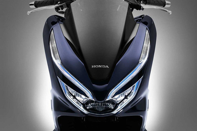 Về thiết kế tổng thể, mẫu xe Honda PCX Hybrid mới này sẽ hoàn toàn giống như các phiên bản chạy xăng 125 và 150cc hiện tại đang bán ra trên thị trường, với điểm khác biệt chỉ nằm ở màu sơn xanh đậm, đèn LED ban ngày phía trước màu xanh và logo Hybrid nằm hai bên quây.