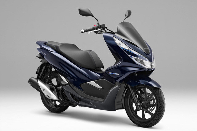 Như vậy về cơ bản, cách hoạt động của hệ thống xăng-điện trên Honda PCX Hybrid mới sẽ là mild hybrid - mô-tơ điện chỉ đóng vai trò trợ lực cho động cơ xăng khi cần thiết, thay vì có khả năng dẫn động trực tiếp xe.