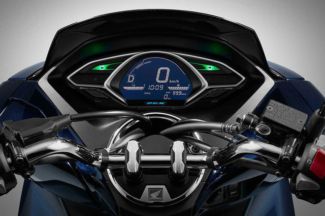 Với những thay đổi này, bảng đồng hồ của PCX Hybrid cũng được thay đổi một chút so với những phiên bản chạy xăng truyền thống khi bổ sung thêm thông tin về chế độ lái D/S, cũng như mức pin còn lại cho động cơ điện. Khi không sử dụng động cơ điện, pin sẽ được sạc lại nhờ vào sức mạnh của máy xăng.