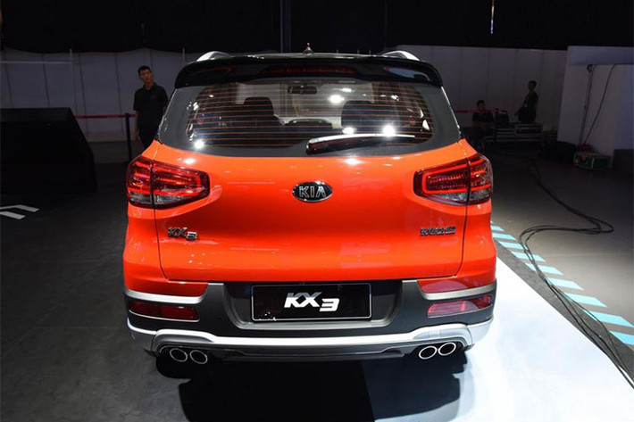 Chưa hết, Kia KX3 2019 còn được bổ sung tạo hình mới bên trong cụm đèn pha. Trong khi đó, hốc đèn sương mù ở 2 góc cản trước được tích hợp thêm dải đèn LED định vị ban ngày. Cụm đèn hậu cũng đã được làm mới dạng led, hệ thống 4 ống xả, chia đều cho 2 bên cùng vành hợp kim 5 chấu hình chữ Y dạng cánh hoa hai tông màu mới.