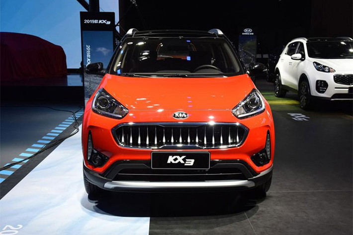 Thay đổi đáng chú ý của Kia KX3 2019 nằm ở lưới tản nhiệt trước. Ở phiên bản cũ, xe sử dụng lưới tản nhiệt mới với 4 thanh mạ crôm nằm ngang. Trong khi đó, trang bị lưới tản nhiệt của mẫu xe mới là dạng thác nước với nhiều thanh nằm dọc và lõm vào bên trong.