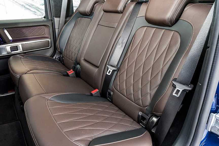Ngoài ra, khoang ca-bin của G350d cũng có nhiều tính năng đáng chú ý hơn trước bao gồm ghế ngồi bọc da, bảng táp-lô phủ da nhân tạo Artico kết hợp cùng các điểm nhấn ốp gỗ. Xe có bộ chọn chế độ lái Dynamic Select, hỗ trợ phanh chủ động và nhiều hệ thống hỗ trợ lái xe hiện đại khác.