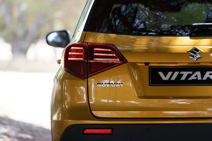 Chưa hết, Vitara phiên bản 2019 còn được trang bị cụm đèn hậu mới và các chi tiết ngoại thất cũng sáng sủa hơn so với người tiền nhiệm trước đây. Thân xe với những các đường vuốt khi động học mạnh mẽ hơn. Đáng chú ý là bộ đa chấu hình hoa hợp kim khác biệt.