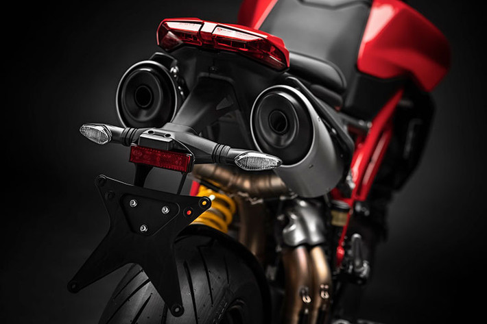Với chiều cao yên 870 mm, yên xe trên Hypermotard 950 sẽ rất hợp lý để sử dụng cũng như để thuần hóa chiếc xe. Thế nhưng, với phiên bản SP sử dụng hệ thống phuộc của Ohlins sẽ cao hơn 20mm so với phiên bản thường.