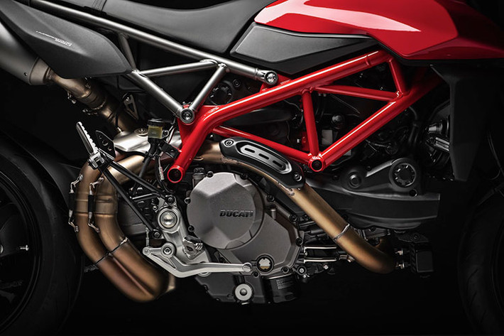 Ducati Hypermotard 950 2019 được trang bị bộ ECU thông minh với 3 chế độ lái gồm Sport: Chế độ lái với công suất mạnh mẽ nhất 114 mã lực; Touring: Sức mạnh của động cơ được điều tiết lại qua hệ thống điện tử; Urban: Chế độ sử dụng hằng ngày trong thành phố với sức mạnh vừa phải và tiết kiệm nhiên liệu nhất.