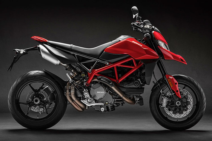 Hypermotard 950 sở hữu cặp lốp Pirelli Diablo Supercorsa SP với số đo bánh trước và sau lần lượt là 120/70ZR7 và 180/55ZR17. Cặp lốp nguyên bản này sẽ giúp các biker không phải băn khoăn lựa chọn lốp khi mới "tậu" bởi đây là một trong những cặp lốp thể hiện khá tốt trên đường nhựa được tin dùng.