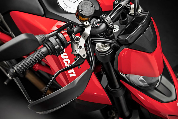 Hơn nữa, trên Hypermotard 950 được sở hữu cặp pô đôi đút gầm cực kỳ khỏe khoắn và gọn gàng. Yên xe của phiên bản mới cũng được làm bằng phẳng như những chiếc xe cào cào cho khả năng điều khiển trọng tâm dễ dàng hơn với người lái.