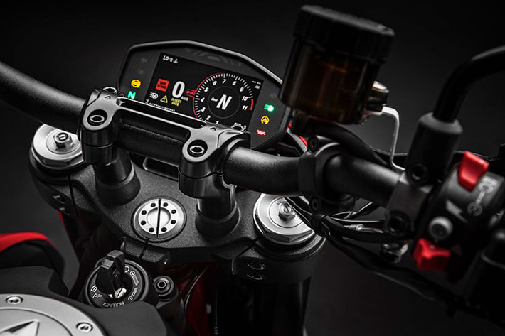 Không chỉ là một chiếc xe với kiểu dáng Motard đầy uy lực, hãng xe máy Ducati còn trang bị cho Hypermotard 950 một "rổ" công nghệ hiện đại như: Hệ thống ABS Bosch ECO hỗ trợ vào cua; Ducati Traction Control (DTC) EVO; Ducati Safety Pack (DSP); Ducati Wheelie Control (DWC) EVO; Ducati Quick Shift (DQS) EVO.