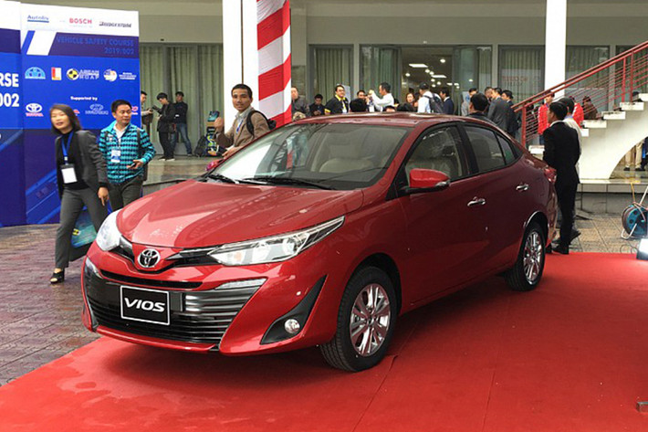 Toyota Vios đang không chỉ gây ấn tượng về doanh số bán mà còn liên tiếp gây sốc bởi những chương trình giảm giá, sau khi giảm giá niêm yết lại tiếp tục giảm giá sâu tại đại lý xuống mức thấp kỷ lục. Cụ thể Vios 1.5E MT sau khi được giảm giá niêm yết xuống 490 triệu đồng lại tiếp tục được giảm thêm 30 triệu đồng tiền mặt, xuống mức thấp chưa từng có trong lịch sử là 460 triệu đồng tại khu vực phía Nam và khoảng 470 triệu đồng tại khu vực Hà Nội.