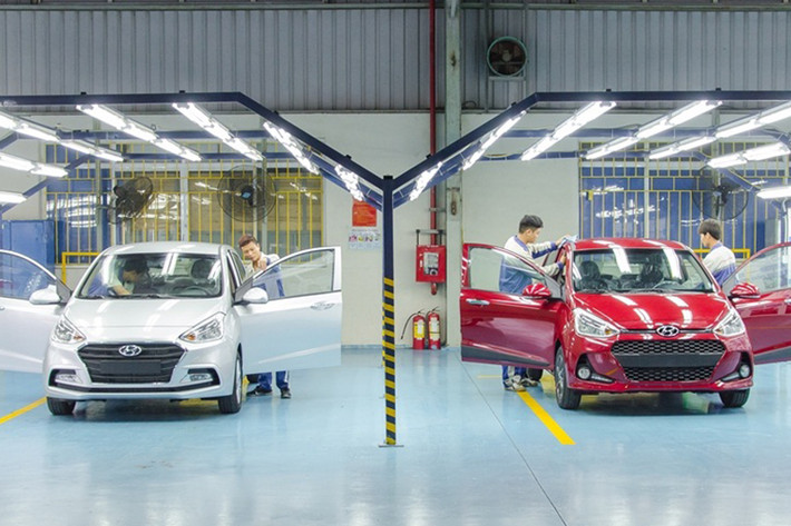Giá xe Hyundai Grand i10 đang được giảm phổ biến từ 6-28 triệu đồng tại khu vực phía Bắc. Cụ thể, phiên bản sedan 1.2 MT của Hyundai Grand i10 đang có mức giảm cao nhất là 28 triệu, xuống còn 362 triệu đồng; phiên bản 1.2 AT giảm 14 triệu xuống 388 triệu đồng; bản sedan 1.2 AT giảm 10 triệu xuống 405 triệu đồng; bản sedan 1.2 MT Base giảm 9 triệu xuống 341 triệu, bản 1.2 MT Base CKD 2018 giảm 6 triệu xuống 324 triệu, các phiên bản còn lại có giá không đổi.
