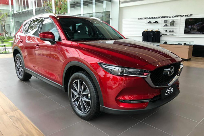 Mẫu xe Mazda giảm giá mạnh nhất thời điểm này là CX-5. Cụ thể, Mazda 2.5L với các lựa chọn 1 cầu và 2 cầu được giảm từ 30-50 triệu đồng tiền mặt, phiên bản 2.0 Deluxe giảm 40 -45 triệu đồng, 2.0 Premium giảm 40- 50 triệu đồng. Ngoài ra, khách mua CX-5 còn được tặng gói bảo dưỡng miễn phí 3 năm hoặc 50.000 km.
