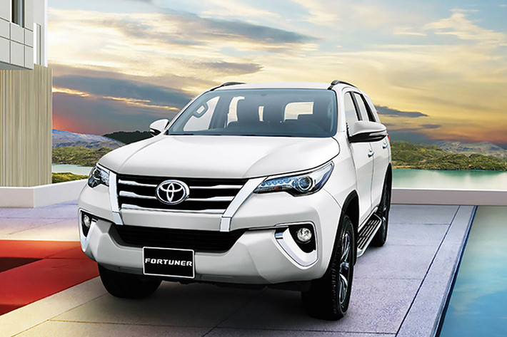 Mẫu xe Toyota được giảm giá cao nhất ở thời điểm này là Toyota Fortuner với mức ưu đãi cao nhất 65 triệu đồng, chủ yếu tập trung vào các phiên bản máy xăng 2.4 lít 1 cầu số sàn và số tự động. Với các mức ưu đãi, giảm giá trên thì giá lăn bánh Toyota Fortuner tại Hà Nội đang dao động từ 1,133- 1,532 tỷ đồng tuỳ phiên bản, tại TP HCM giá lăn bánh mẫu xe này dao động từ 1,118- 1,526 tỷ đồng.