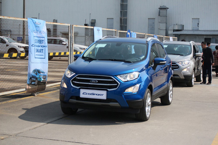 Cùng với Everest và Ranger, các phiên bản của EcoSport cũng được giảm giá tiền mặt và khuyến mại bảo hiểm vật chất để kích cầu mùa thấp điểm. Trong đó bản EcoSport 1.0 Ecoboost và 1.5 Titanium giảm lần lượt là 49 và 53 triệu đồng kèm khuyến mãi 1 năm bảo hiểm vật chất; bản 1.5 Trend giảm giá cao nhất là 73 triệu đồng. Hai bản Ambient gần như không có hàng nên không được khuyến mại.