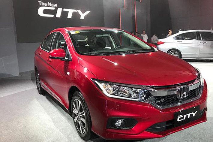 Mẫu xe Honda City đang giảm khoảng 35 triệu đồng so với giá niêm yết. Cụ thể phiên bản 1.5L giảm xuống còn 564 triệu đồng, phiên bản 1.5G giảm xuống thấp nhất là 524 triệu đồng. Ngoài mức ưu đãi trên, khách hàng thanh toán toàn bộ tiền xe trong ngày còn được triết khấu thêm khoảng vài triệu đồng. Tại khu vực TP HCM, Honda City cũng được các đại lý tặng 25 triệu đồng tiền mặt, hoặc 50 triệu tiền phụ kiện.