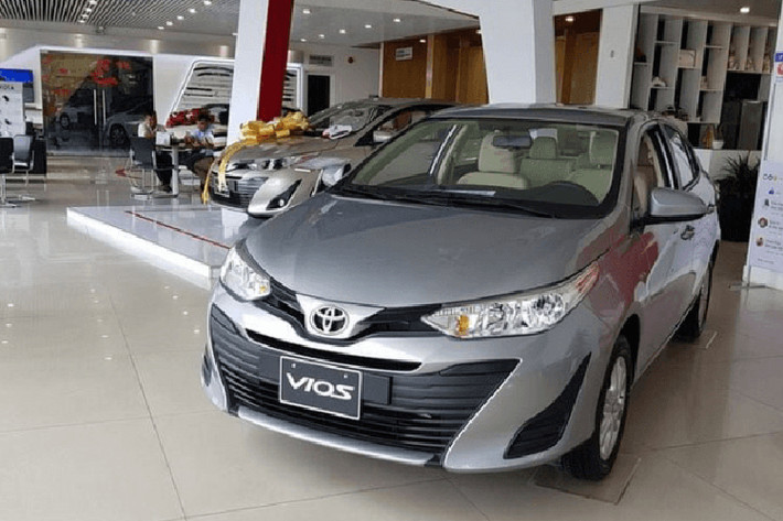 Hai phiên bản còn lại cũng được giảm từ 20 đến 30 triệu đồng, mức giá sau giảm khoảng 510 triệu đồng với bản Vios 1.5E CVT và 540 triệu đồng với Vios 1.5G CVT. Với các mức ưu đãi, giảm giá trên thì giá lăn bánh Toyota Vios tại Hà Nội (nơi có lệ phí trước bạ 12%, biển số 20 triệu đồng) đang dao động từ 561- 647 triệu đồng tuỳ phiên bản, tại TP HCM (trước bạ 10%, biển số 11 triệu đồng) từ 532- 621 triệu đồng.