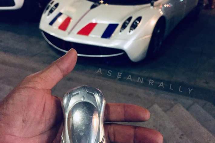 Siêu phẩm thần gió đắt nhất Việt Nam - Pagani Huayra của Minh Nhựa được trang bị khối động cơ V12, dung tích 6.0 lít, tăng áp kép do Mercedes-AMG sản xuất. "Trái tim" này giúp Pagani Huayra sản sinh công suất tối đa 720 mã lực và mô-men xoắn cực đại 1.000 Nm.
