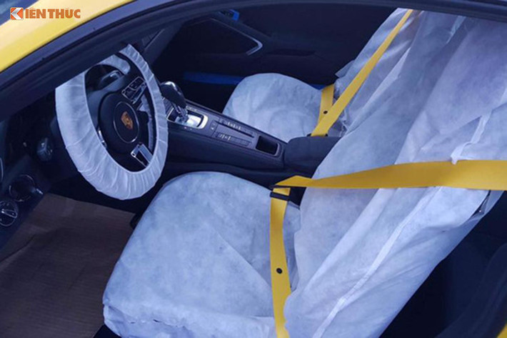Bên trong khoang lái, tất cả phiên bản của Porsche 911 GTS 2017 đều được trang bị gói Sport Chrono tiêu chuẩn. Một số chi tiết trong nội thất được bọc da Alcantara cao cấp và ghế chỉnh điện 4 hướng.
