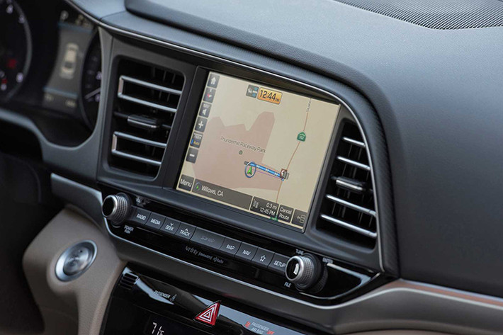Hệ thống thông tin giải trí của Hyundai Elantra 2019 trông có vẻ quen thuộc nhưng thực chất thuộc phiên bản AVN 5.0 hoàn toàn mới. Hệ thống này đi kèm màn hình 8 inch cỡ lớn hơn và bộ vi xử lý nhanh hơn, từ đó tăng khả năng phản hồi. Bên cạnh đó, hệ thống còn được nâng cấp phần mục lục và đi kèm tính năng quan sát toàn cảnh để phục vụ định vị.