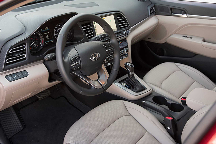 Bên trong Hyundai Elantra 2019, người lái được chào đón bằng không gian nội thất giữ thiết kế tổng thể như cũ, chỉ thay đổi ở một vài chi tiết như cửa gió điều hòa, mặt táp-lô, nút trên cụm điều khiển trung tâm. Có vẻ như xe ở thị trường Singapore sẽ không có màn hình kỹ thuật số chỉnh điều hòa mà chỉ dùng núm xoay chỉnh tay truyền thống. Thêm vào đó là ghế bọc da như trước.