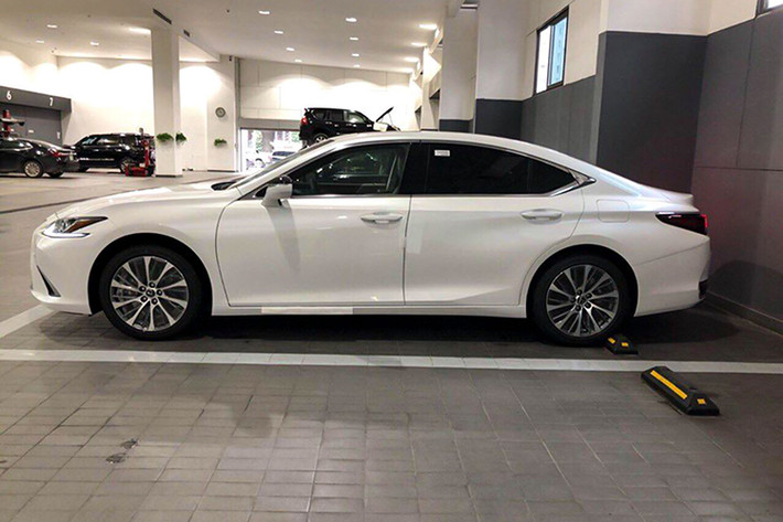 Lexus ES 2019 mới sở hữu kích thước tăng 65mm về chiều dài tổng thể (4.975mm) so với thế hệ cũ. Xét về chiều dài tổng thể của ES 2019 so với dòng GS hiện tại thì ES nhỉnh hơn (GS 4.914mm). Xe sẽ cạnh tranh với các đối thủ như: Jaguar XF, Mercedes-Benz E-Class (W213), BMW 5-Series (G30) hay Audi A6 mới,...