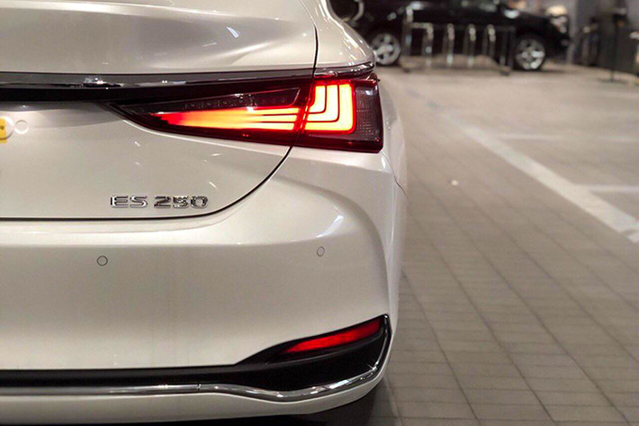 Phần đuôi xe của ES 2019 được tinh chỉnh với đèn hậu LED thanh mảnh và hiện đại hơn. Ở phân khúc hạng sang, Lexus với LS và mới nhất là ES cho thấy cá tính rõ nét hơn trong thiết kế, điều mà bộ ba Mercedes E-class, BMW series 5 hay Audi A6 phân tách rõ ràng.