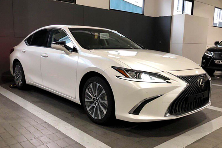 Sau chiếc xe sang Lexus ES 2019 màu xanh được giới thiệu lần đầu tiên tại Việt Nam ở Triển lãm VMS 2018 vừa qua (nhập về theo diện tạm nhập tái xuất), đến nay thêm một chiếc ES 2019 đầu tiên được đưa về nước được bắt gặp tại một đại lý của Lexus tại TP HCM.