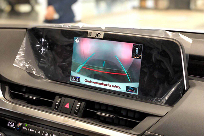 Về công nghệ, ES mới là chiếc Lexus đầu tiên được trang bị ứng dụng Apple CarPlay. Bên cạnh đó, trợ lý ảo Amazon Alexa giúp người lái rảnh tay hơn. Lexus còn trang bị cho ES thế hệ mới hệ thống Lexus Safety System+ 2.0 với khả năng cảnh báo có người đi xe đạp, hệ thống chống va chạm Pre-Collision System.
