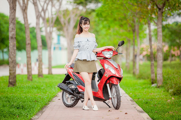 Tại thị trường xe máy Việt, Kymco Candy Hi 50 có giá niêm yêt 23,1 triệu đồng với 3 màu đỏ, xanh, trắng. Đáng chú ý, khi sử dụng mẫu xe này người điều khiển Candy Hi 50 không bắt buộc phải có bằng lái xe (A1).