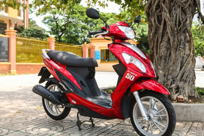 Candy Hi 50 sở hữu kích thước tiêu chuẩn của một mẫu xe ga cỡ nhỏ gồm 1820 x 680 x 1100 mm (dài x rộng x cao), và khoảng cách gầm là 145 mm giúp chiếc xe trở nên linh hoạt trong mọi cung đường trong thành phố. Và điểm ấn tượng nhất của chiếc xe này chính là trọng lượng khá nhẹ ở mức 100 kg giúp cho người sử dụng dễ dàng xoay sở.