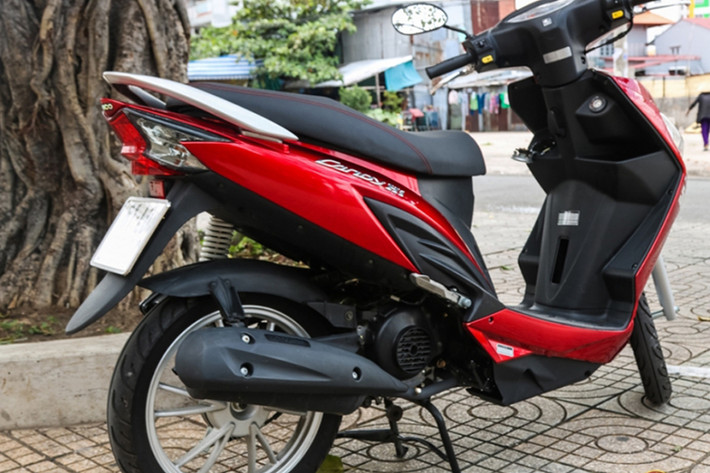 Một ưu thế nữa của Candy 50cc chính là phần yên xe với diện tích lớn thoải mái với hai người ngồi. Phần cốp xe của Candy 50cc thì quả thật khiến bạn phải khâm phục khi scooter cỡ nhỏ này lại trang bị cốp xe chứa đồ khá rộng, có thể để vừa 2 mũ bảo hiểm nửa đầu, túi xách cùng một số vật dụng khác.