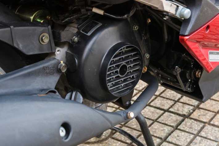 Mẫu xe ga Kymco Candy Hi 50 vẫn được trang bị khối động cơ tương tự phiên bản trước, là loại động cơ 4 thì với dung tích 49,5 cc, được làm mát bằng gió, sản sinh công suất tối đa là 3,6 mã lực tại vòng tua 8.500 vòng/phút và mô-men xoắn cực đại là 3,5 Nm tại 7.000 vòng/phút.