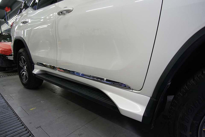Tuy nhiên với bộ bodykit phong cách nhẹ nhàng thì chiếc Fortuner này vẫn rất ấn tượng khi xuất hiện trên phố. Theo những người thợ lắp ráp Bodylip của Ativus được thiết kế cho Fortuner được làm bằng chất liệu nhựa ABS nên nó sẽ dẻo và khó biến dạng như chất liệu của cản zin.