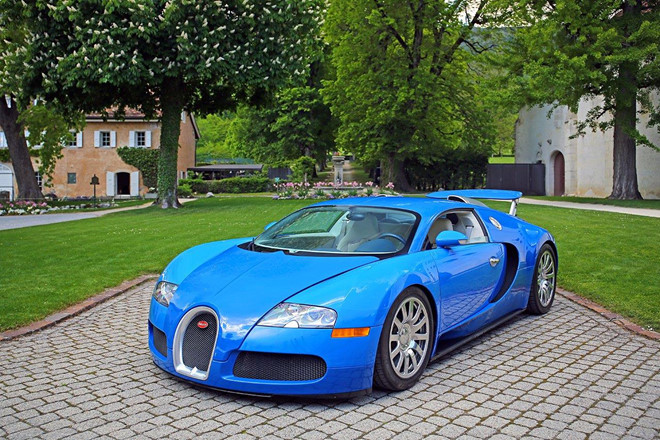 Tiếp đến là nhiều siêu xe đáng chú ý khác với giá bán ước tính tương ứng là Ferrari LaFerrari (2,8 triệu USD), McLaren P1 (1,8 triệu USD), Aston Martin One-77 (1,8 triệu USD) và Bugatti Veyron (904.000 USD).