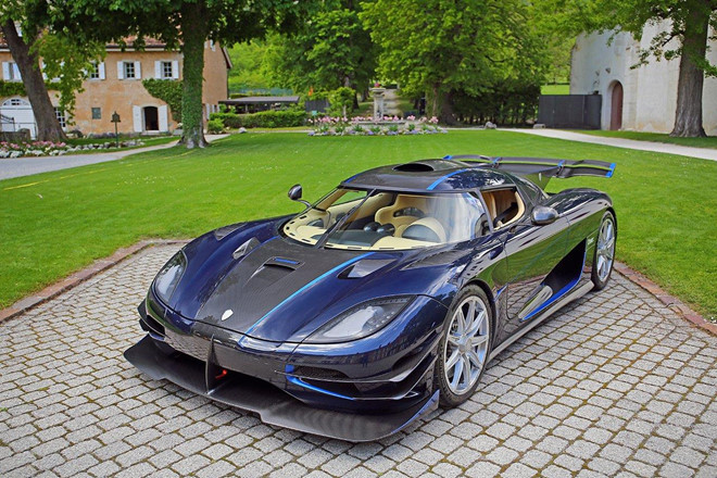 Khan hiếm hơn cả là chiếc siêu xe Koenigsegg One:1 có số lượng giới hạn chỉ 7 chiếc trên toàn thế giới gồm cả mẫu thử, được định giá khoảng 2,3 triệu USD.