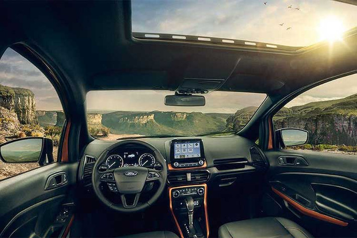 Dựa trên cơ sở của "người anh em" EcoSport phiên bản nâng cấp giữa vòng đời, Storm cũng có nội thất với bảng táp-lô được thiết kế lại, với điểm nhấn là hệ thống thông tin giải trí SYNC 3 mới nhất kèm màn hình cảm ứng cỡ lớn đặt thẳng đứng trên bảng điều khiển trung tâm.