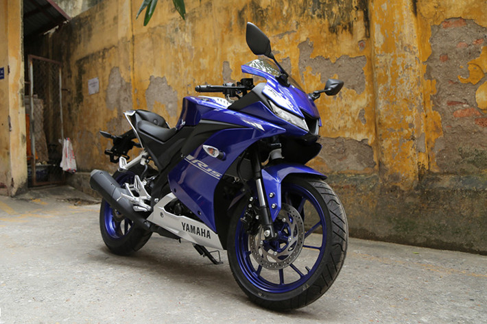 Yamaha Việt Nam vừa thực hiện điều chỉnh giá bán cho mẫu xe môtô Yamaha R15 mà hãng nhập khẩu từ Indonesia được phân phối chính hãng. Theo đó, Yamaha đã giảm 14 triệu đồng so với mức giá cũ cho mẫu sport bike 150cc, đưa giá niêm yết của xe từ 93 triệu về mức 79 triệu đồng.